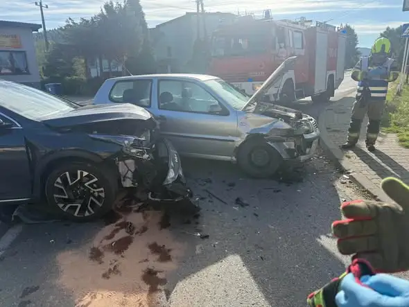 Kolizja dwóch aut w Jeleśni – interweniowały OSP, JRG Żywiec i policja