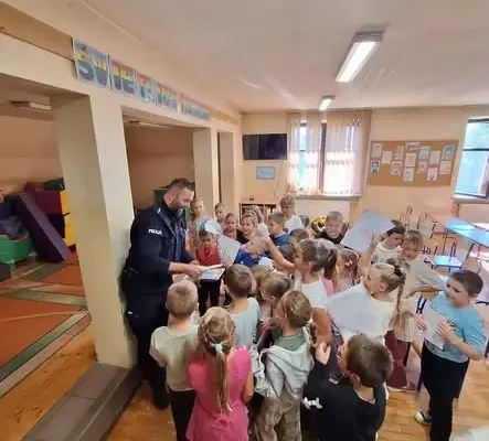 Policjant uczył dzieci bezpieczeństwa na drodze