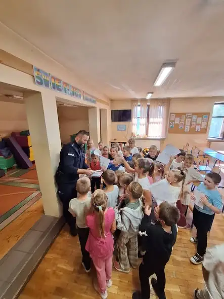Policjant uczył dzieci bezpieczeństwa na drodze