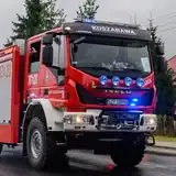 Plama ropopochodna na drodze powiatowej w Koszarawie – interwencja OSP