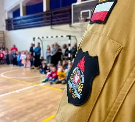 Ćwiczenia ewakuacyjne w szkole w powiecie żywieckim z udziałem strażaków PSP