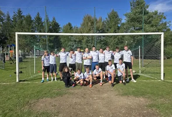 Ministranci z Lipowej i Żywca zagrali w piłkę na boisku LKS Skrzyczne