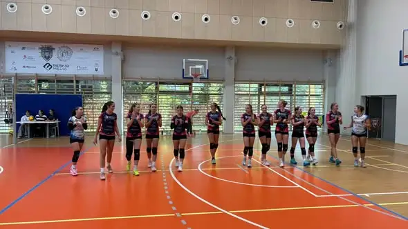 Siatkówka juniorek: pierwsze zwycięstwo u siebie i awans na fotel lidera