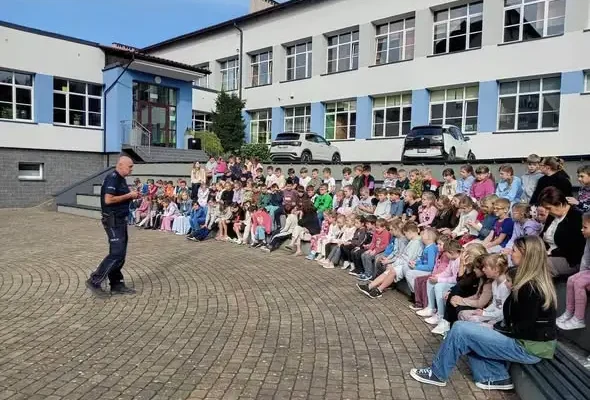 Uczniowie spotkali się z policjantem. Rozmawiali o przemocy rówieśniczej