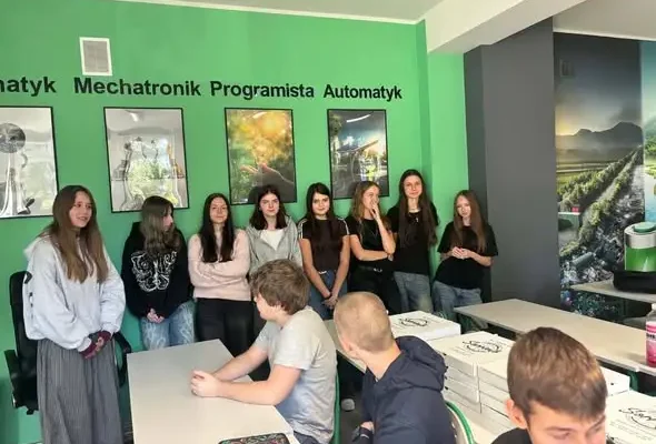 Dzień Chłopaka w klasie 1 Technikum – pizza, życzenia i uśmiechy