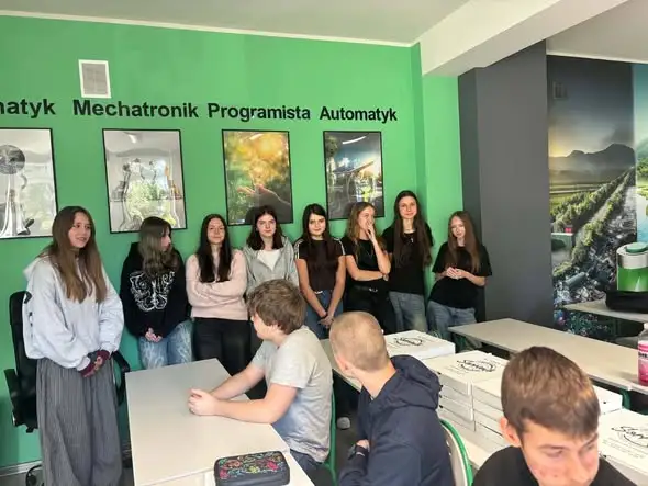 Dzień Chłopaka w klasie 1 Technikum – pizza, życzenia i uśmiechy