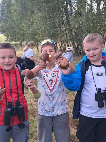 Lekcja przyrody w terenie – uczniowie z Jeleśni badali faunę i florę