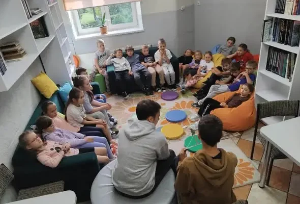 Uczniowie klasy 8b czytali młodszym opowiadania terapeutyczne o emocjach