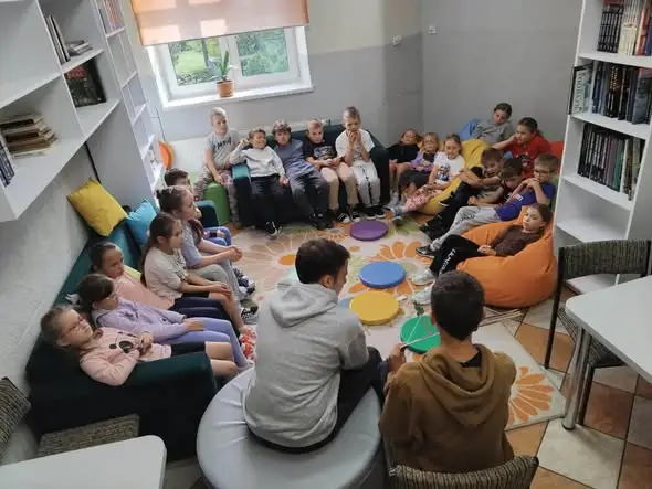 Uczniowie klasy 8b czytali młodszym opowiadania terapeutyczne o emocjach