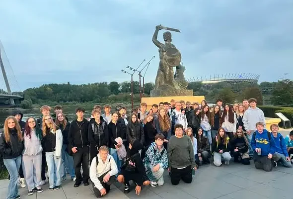 Ósmoklasiści z wizytą w Warszawie – lekcja historii, polityki i… spotkanie z Premierem