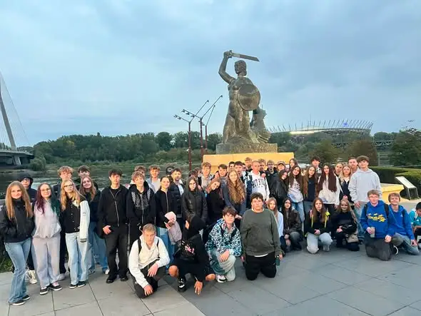 Ósmoklasiści z wizytą w Warszawie – lekcja historii, polityki i… spotkanie z Premierem