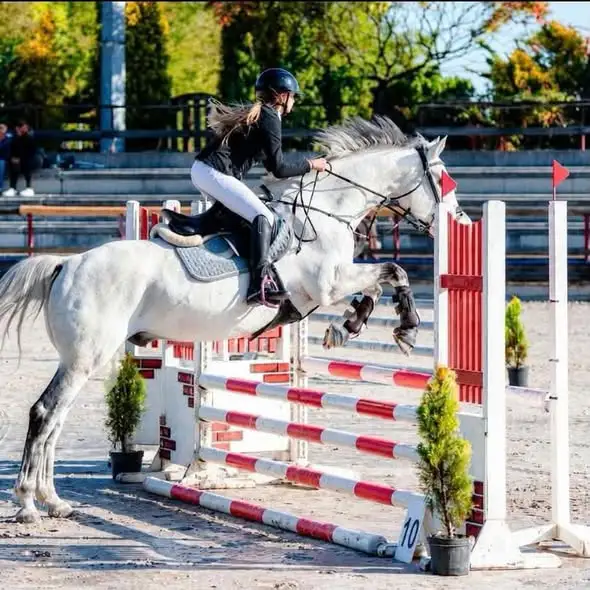Amelia Remiorz ze Szkoły Podstawowej nr 1 w Rajczy z brązem Mistrzostw Polski Południowej w skokach przez przeszkody