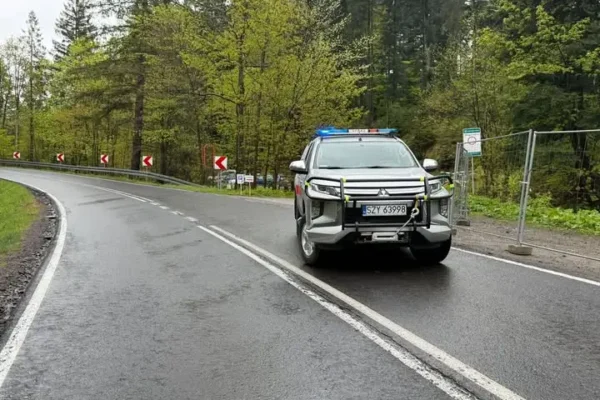 Plama substancji ropopochodnej na ulicy Babiogórskiej w Jeleśni – interwencja OSP