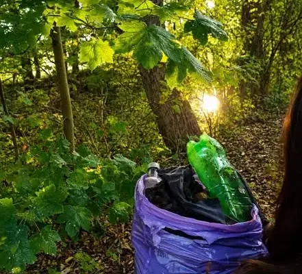 Sprzątanie Świata w Zespole Szkół RCKU w Czernichowie – młodzież zadbała o teren szkoły