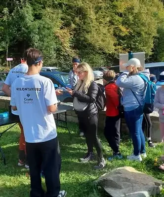 Mieszkańcy gminy Lipowa posprzątali Beskidy – dwie akcje, sześć lokalizacji i Skrzyczne