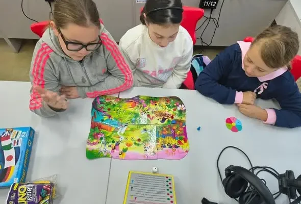 Dzień Gier Planszowych w szkole w Jeleśni – uczniowie przynieśli swoje ulubione planszówki