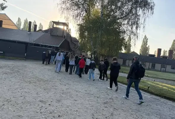 Lekcja historii w Auschwitz-Birkenau: uczniowie klasy 8a odwiedzili Miejsce Pamięci