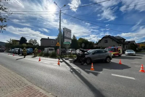 Wypadek na skrzyżowaniu w Milówce – dwie osoby poszkodowane