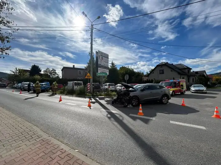 Wypadek na skrzyżowaniu w Milówce – dwie osoby poszkodowane