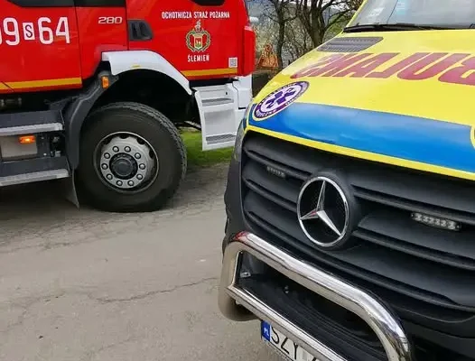 Upadek z wysokości w Ślemieniu – interwencja służb ratunkowych