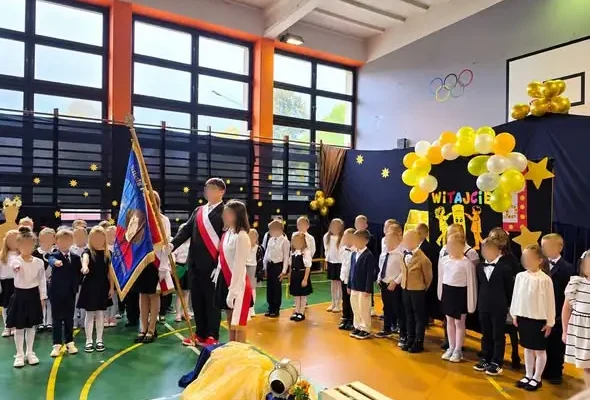 Pasowanie na ucznia w bajkowej odsłonie – pierwszoklasiści zdobyli Pięć Magicznych Kluczy