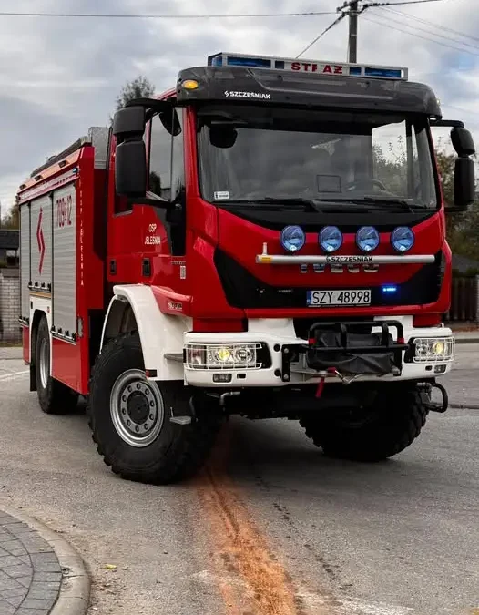 Plama substancji ropopochodnych na ul. Jana Kazimierza w Jeleśni — interwencja OSP
