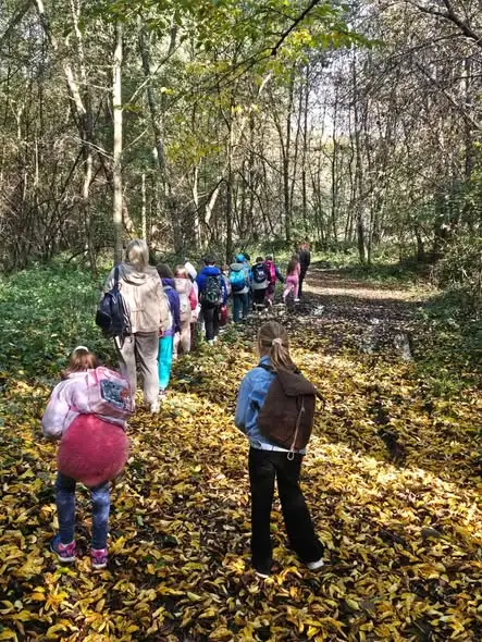 Leśna lekcja w terenie – uczniowie klas I-III odkrywali tajemnice lasu