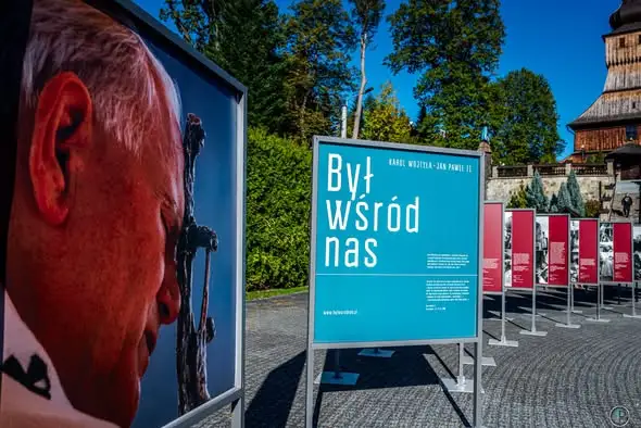 Łodygowice: wystawa plenerowa z okazji 48. rocznicy pontyfikatu Jana Pawła II