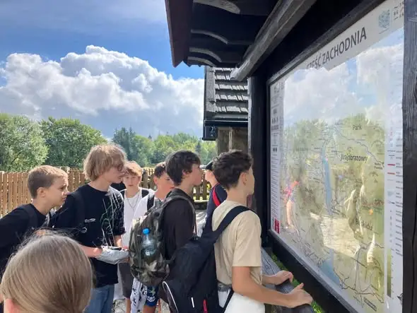 Klasa 7b z Łodygowic sprzątała beskidzkie szlaki – 8 worków śmieci