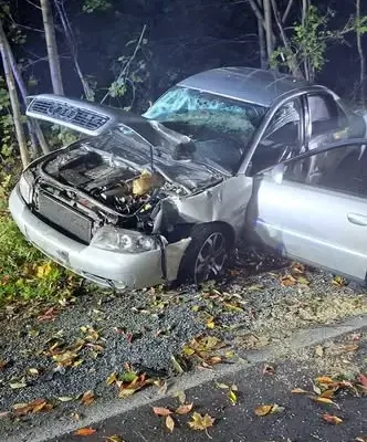 Kolizja w Rajczy: auto utknęło między drzewami, droga powiatowa zablokowana
