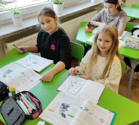 Młodzi przyrodnicy z klasy 4A i 4B odkrywają mikroświat w Zielonej Pracowni