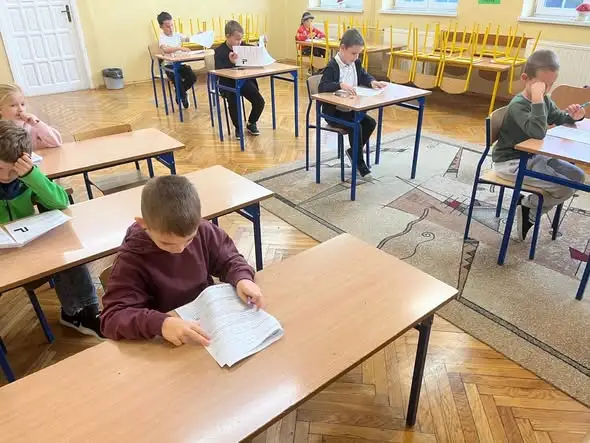 56 uczniów z Zespołu Szkół nr 1 w Jeleśni zmierzyło się z konkursem AleMózgi!