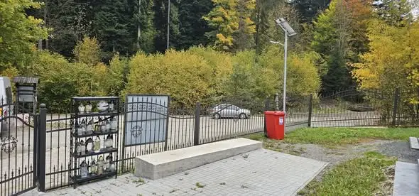 Czerwone pojemniki na baterie i znicze LED na cmentarzach w gminie Świnna