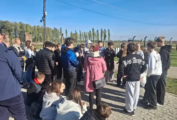 Rajcza: ósmoklasiści z SP1 na lekcji historii w Auschwitz-Birkenau