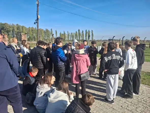 Rajcza: ósmoklasiści z SP1 na lekcji historii w Auschwitz-Birkenau