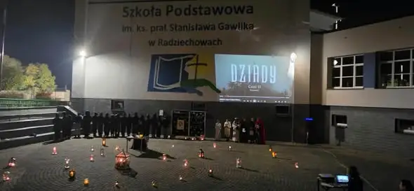 Wieczór z „Dziadami cz. II” w szkole – uczniowie przenieśli słuchaczy w magiczny świat Mickiewicza