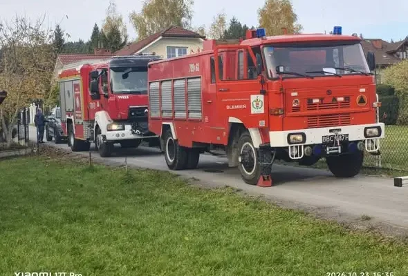Pożar samochodu przy ul. Zakopiańskiej w Ślemieniu – akcja strażaków