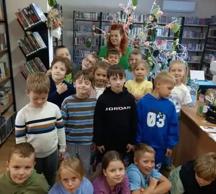 Pierwszaki z Radziechów odkrywały świat książek w gminnej bibliotece