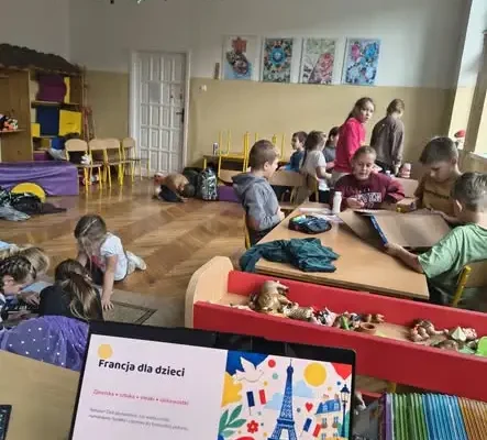 Świetlica w Jeleśni zamieniła się w Paryż – start podróży dookoła świata