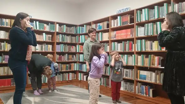 Bezpieczeństwo na drodze i czytanie na dywanie – edukacyjna akcja dla najmłodszych