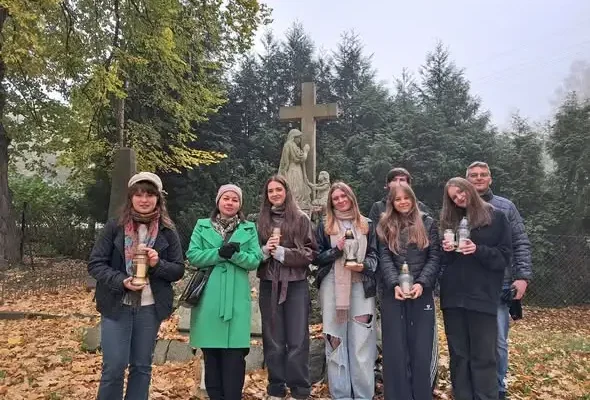 Żywieccy uczniowie porządkowali pamięć o zasłużonych na cmentarzu św. Marka