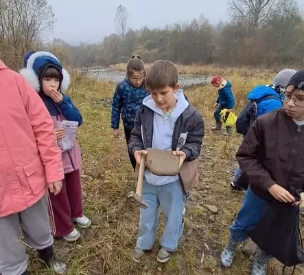 Uczniowie z Jeleniej odkrywali skały w korycie Koszarawy