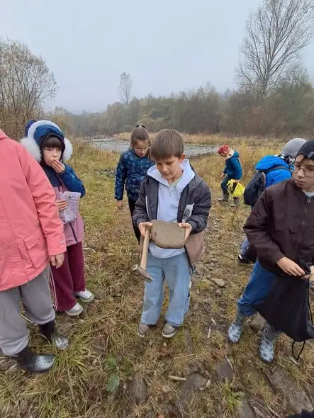 Uczniowie z Jeleniej odkrywali skały w korycie Koszarawy