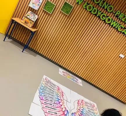 „Słowa mają moc” – skrzydła i dobre przesłania w szkolnej akcji