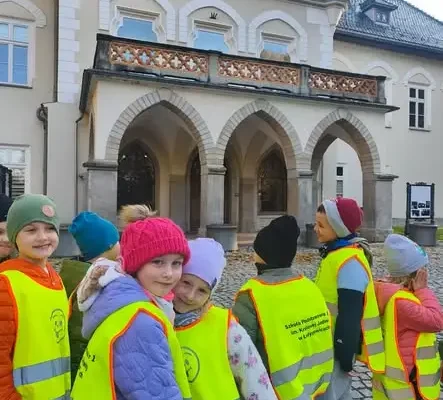 Przedszkolaki z grup 0A i 0B odkrywały historię zamku w Łodygowicach