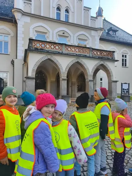 Przedszkolaki z grup 0A i 0B odkrywały historię zamku w Łodygowicach