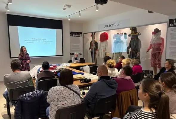 Etnograficzna lekcja stroju górali żywieckich w Milówce